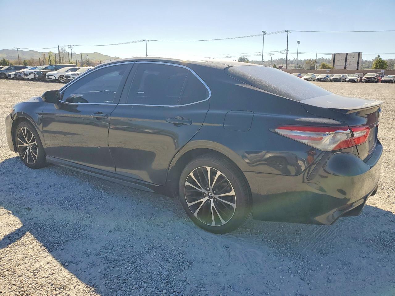 2018 TOYOTA CAMRY SE photo 2