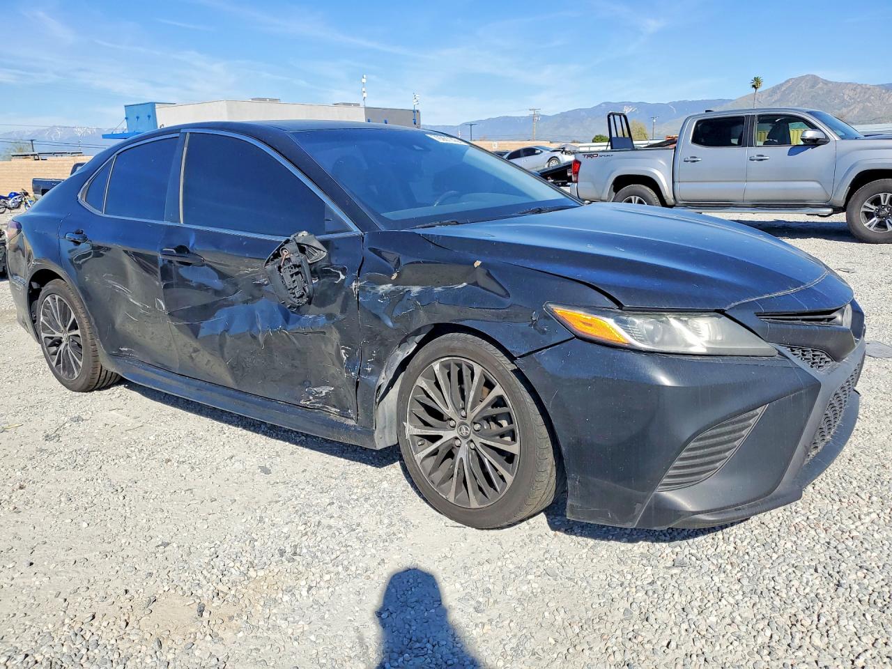 2018 TOYOTA CAMRY SE photo 4