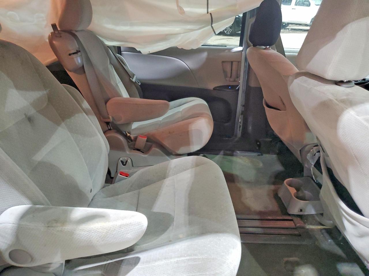 2015 TOYOTA SIENNA LE 8-PASSENGER photo 31