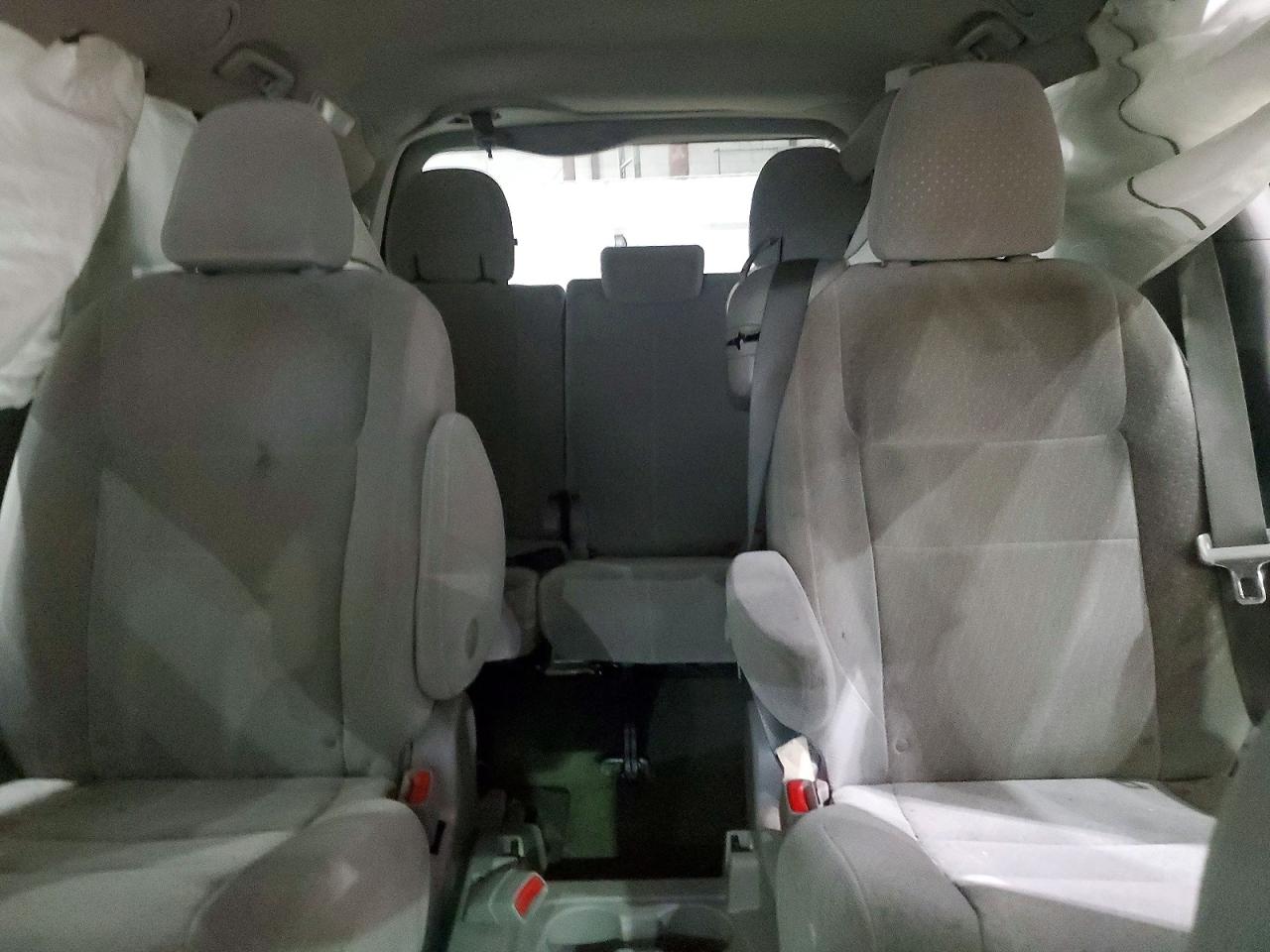 2015 TOYOTA SIENNA LE 8-PASSENGER photo 28
