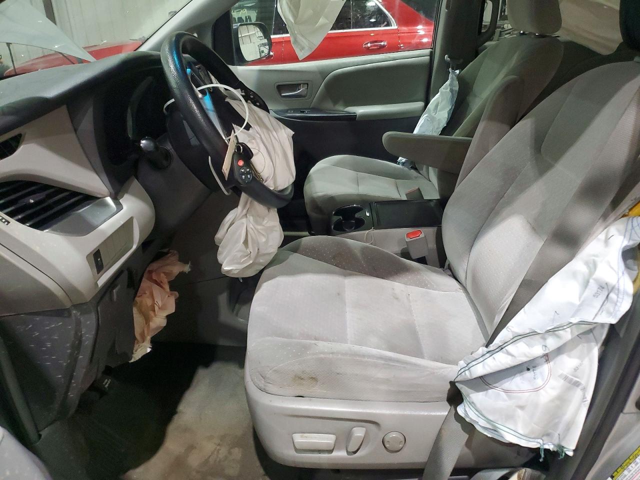 2015 TOYOTA SIENNA LE 8-PASSENGER photo 19