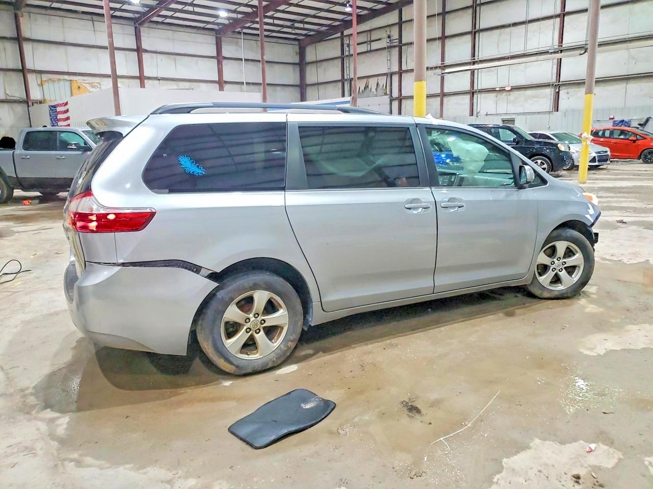 2015 TOYOTA SIENNA LE 8-PASSENGER photo 7