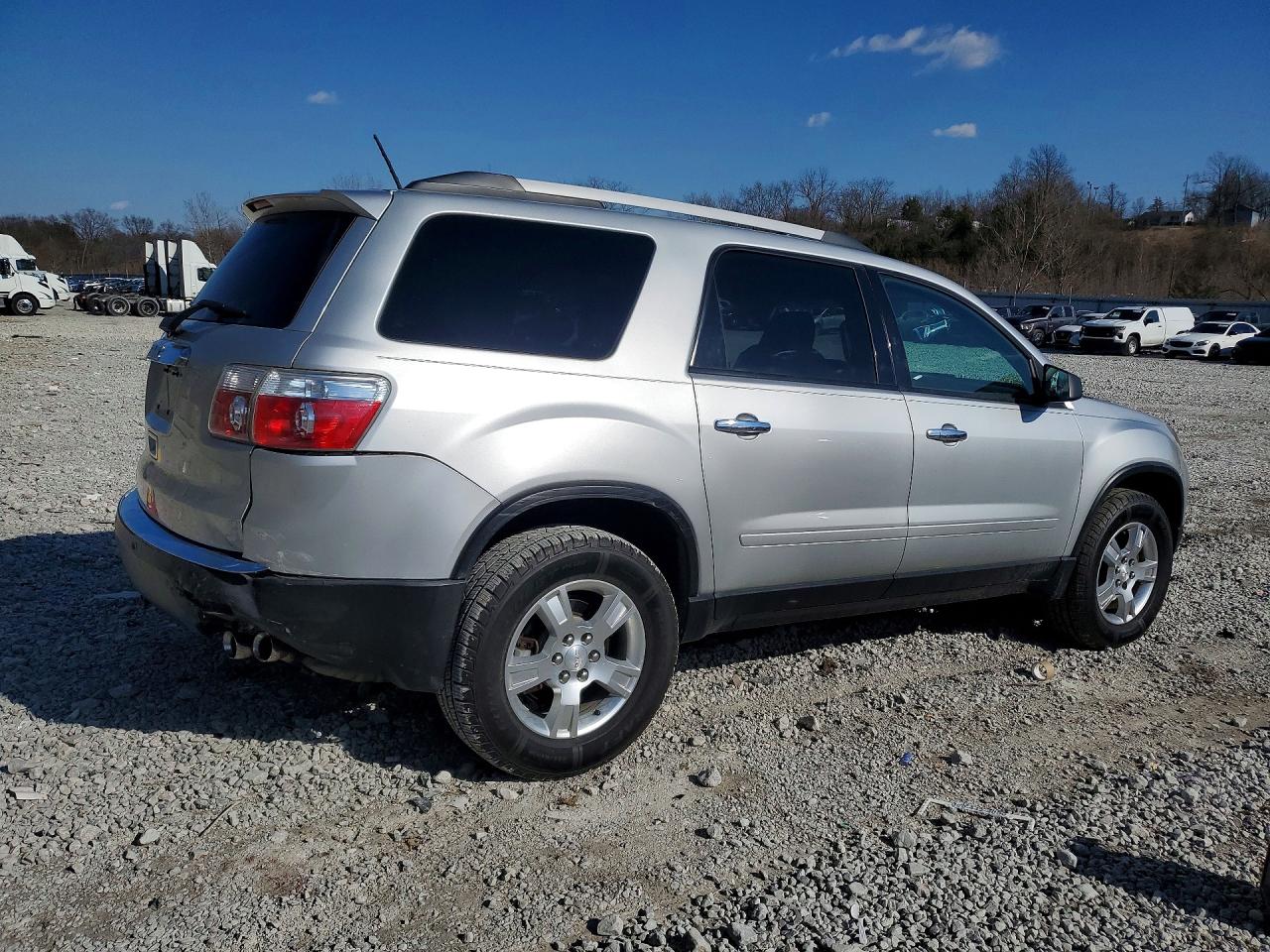 2011 GMC ACADIA SLE photo 3