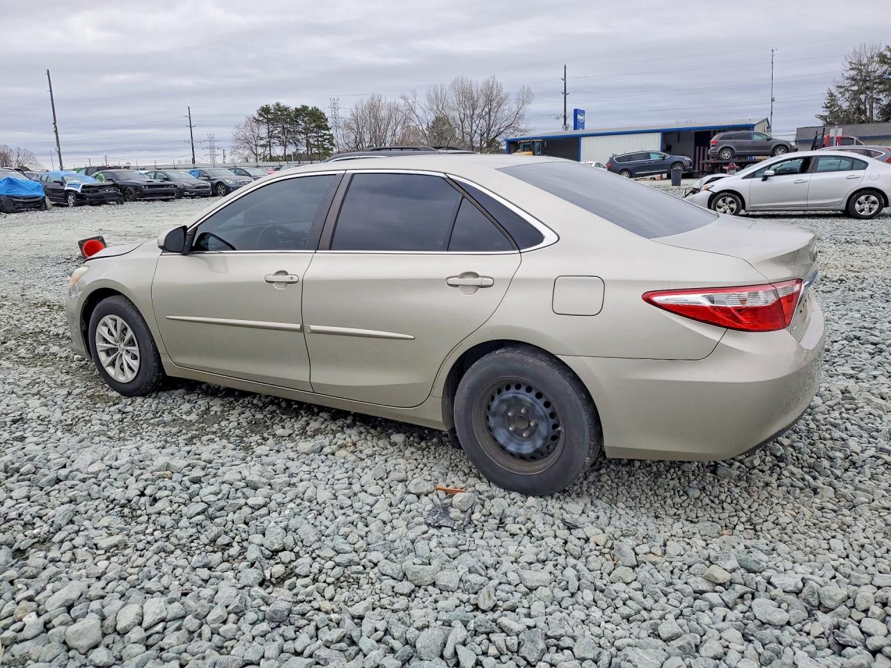 2015 TOYOTA CAMRY LE photo 3