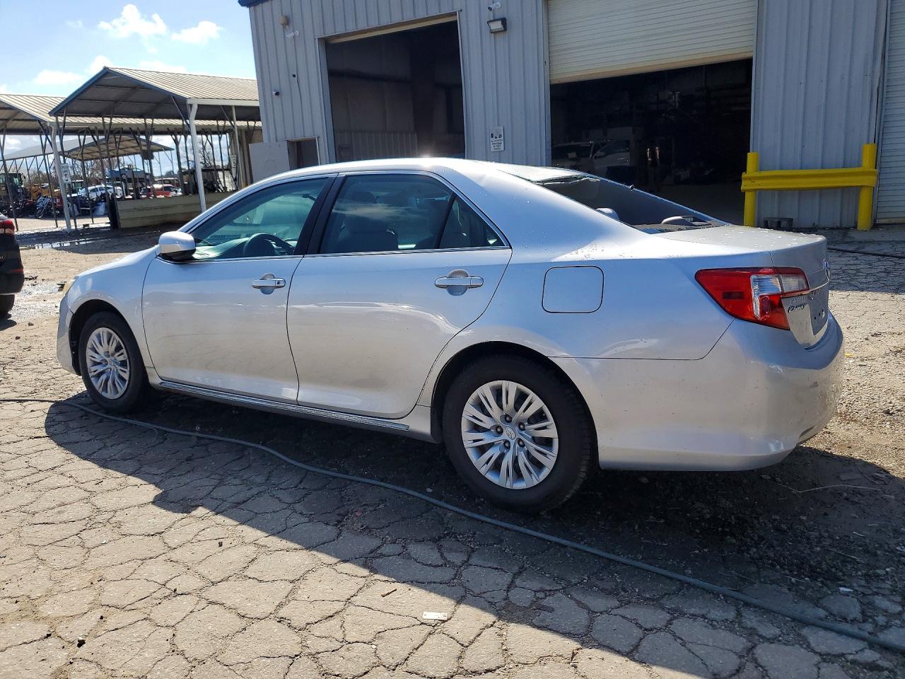 2014 TOYOTA CAMRY LE photo 3
