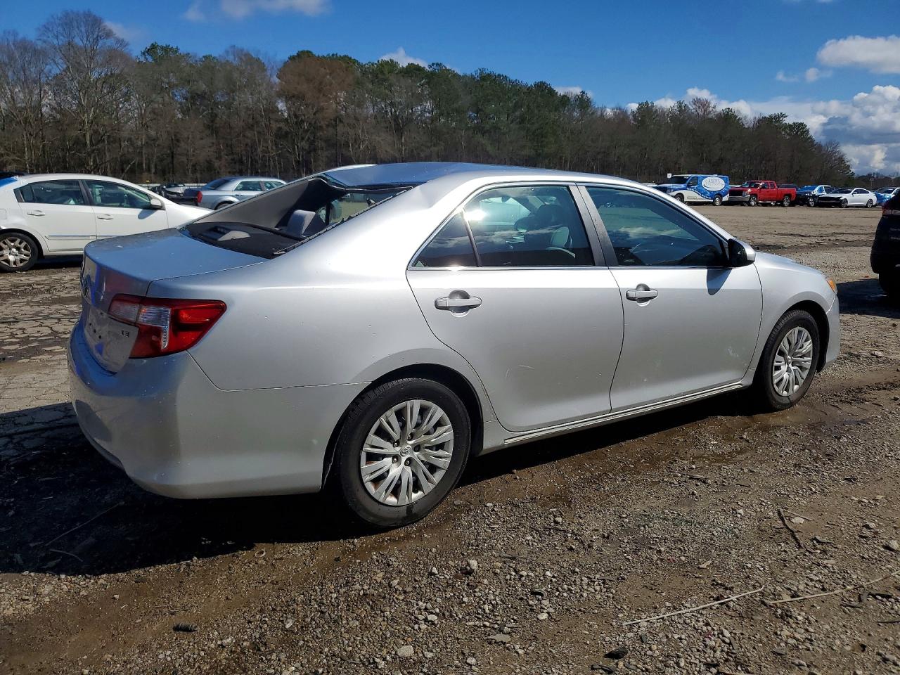 2014 TOYOTA CAMRY LE photo 5
