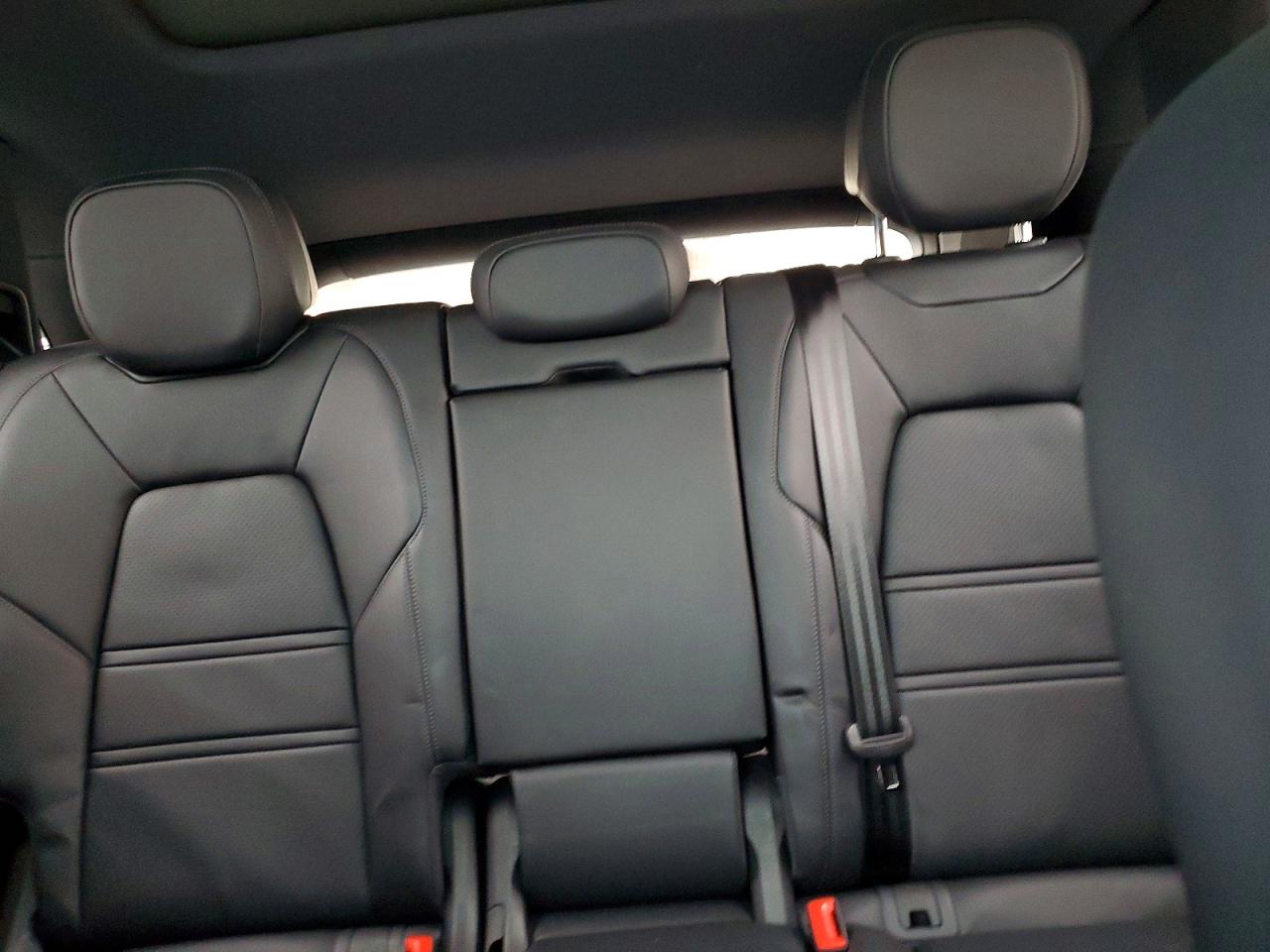 2024 PORSCHE CAYENNE photo 19