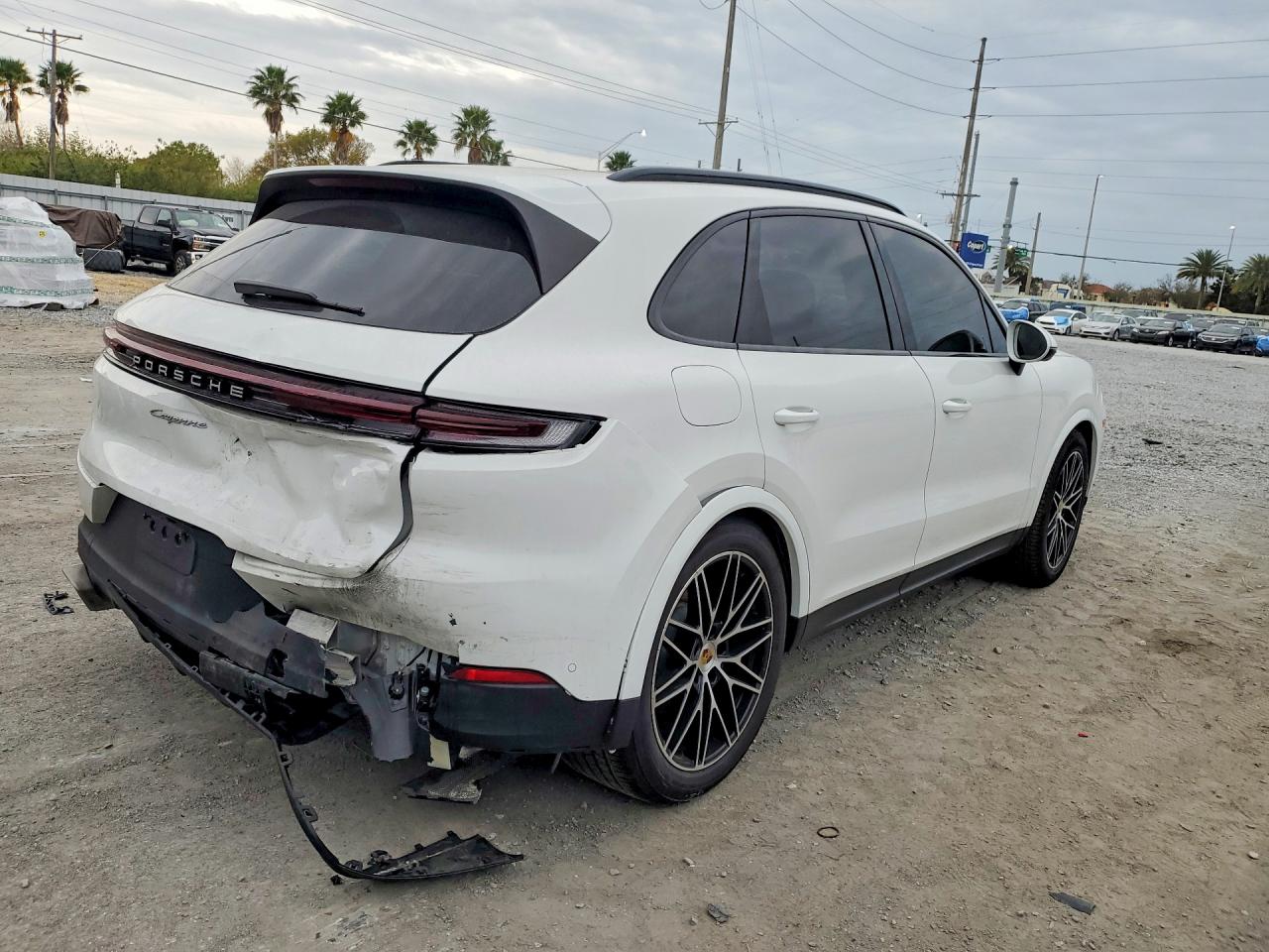 2024 PORSCHE CAYENNE photo 5