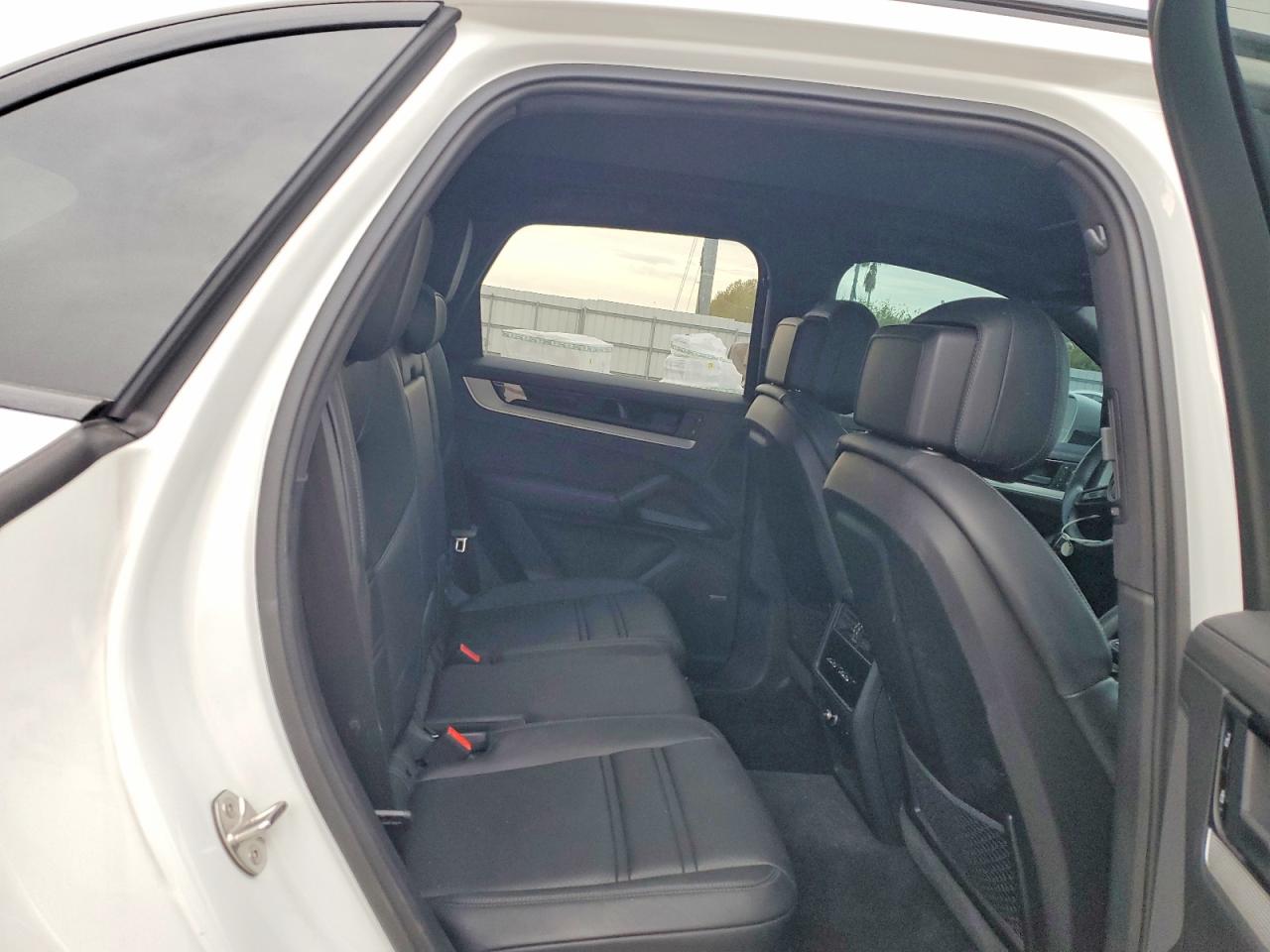 2024 PORSCHE CAYENNE photo 21