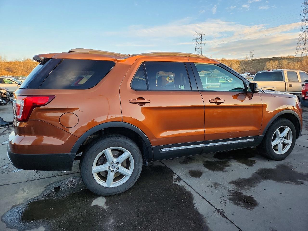 2017 FORD EXPLORER XLT photo 3