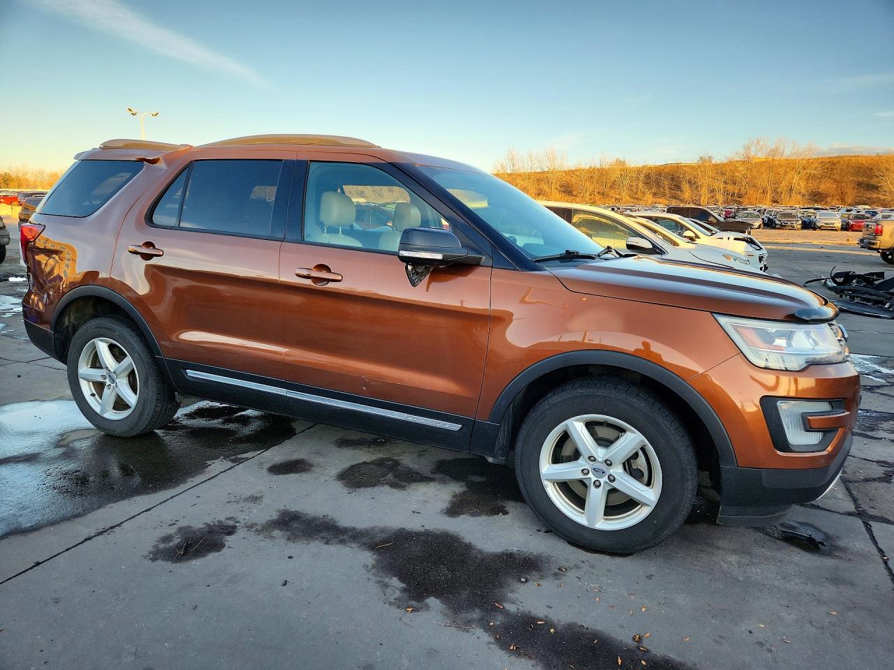 2017 FORD EXPLORER XLT photo 4