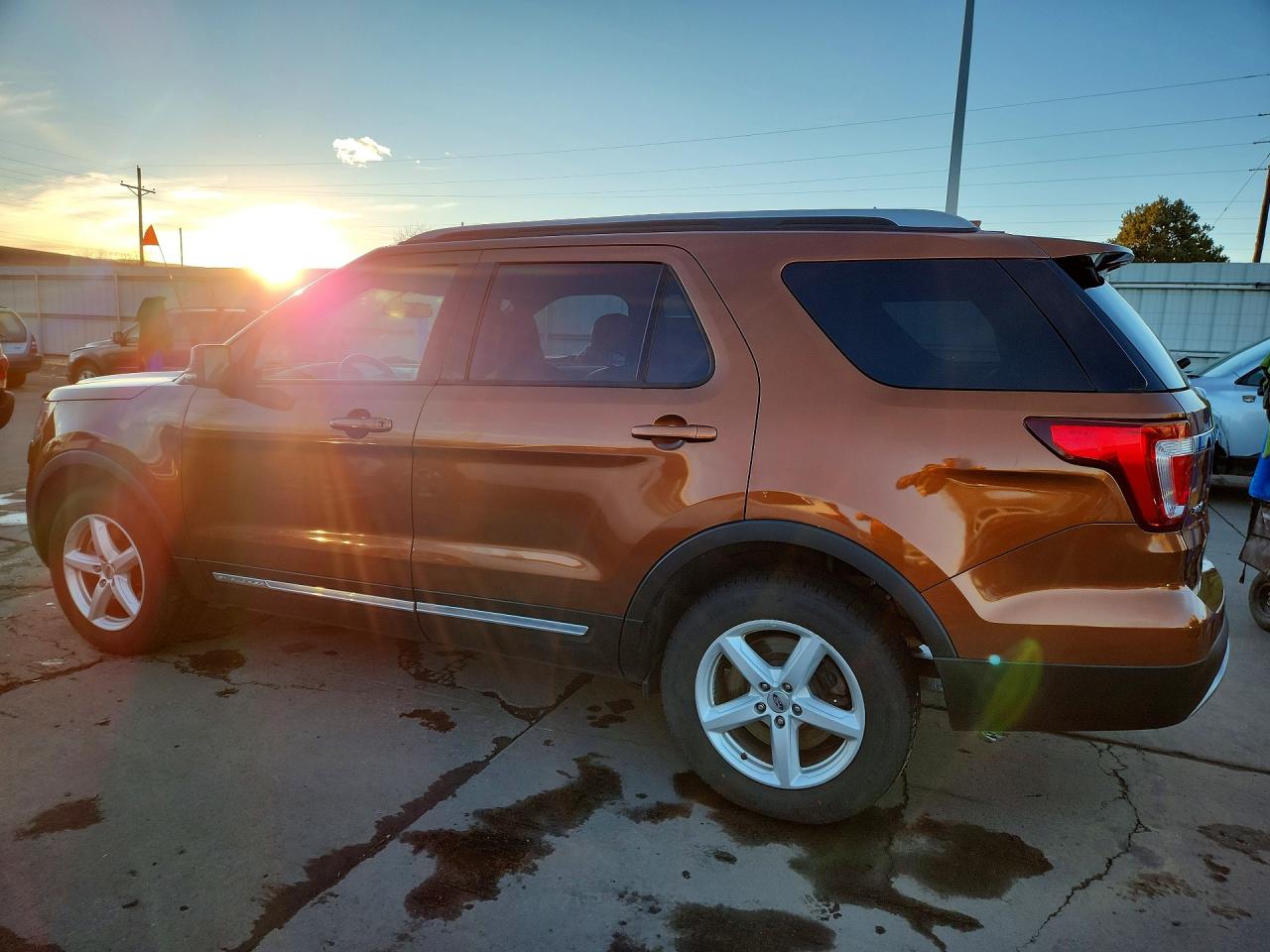2017 FORD EXPLORER XLT photo 2