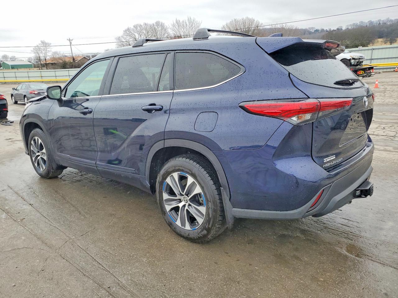 2022 TOYOTA HIGHLANDER XLE photo 2