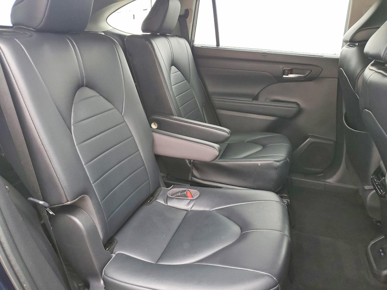 2022 TOYOTA HIGHLANDER XLE photo 11
