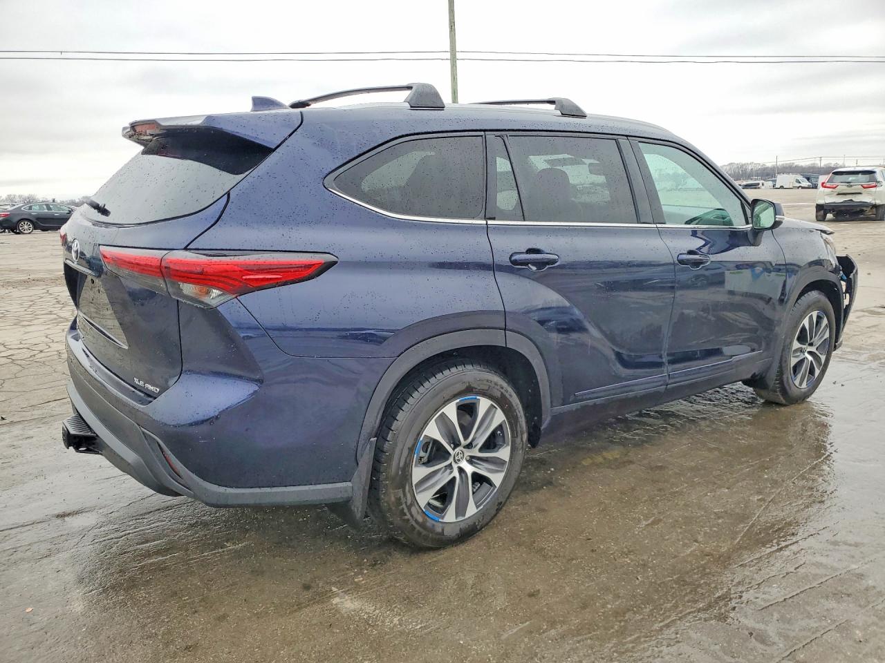 2022 TOYOTA HIGHLANDER XLE photo 3