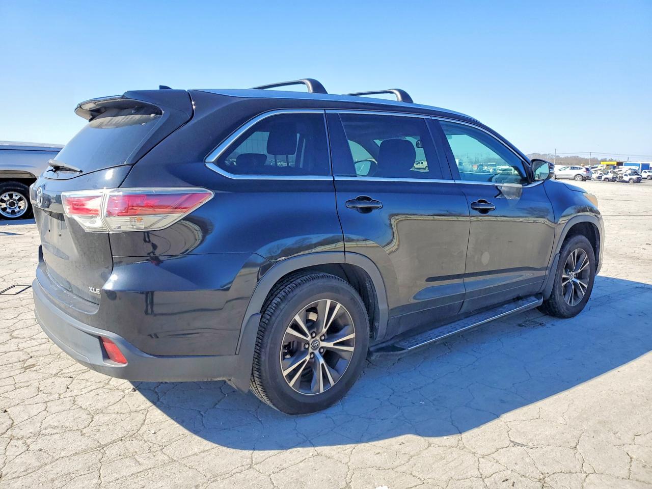 2016 TOYOTA HIGHLANDER XLE photo 3