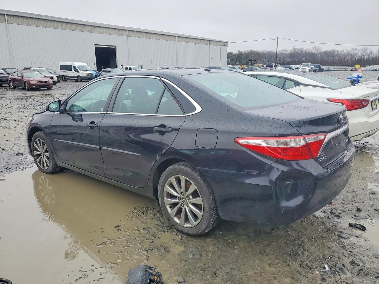 2017 TOYOTA CAMRY XLE photo 2