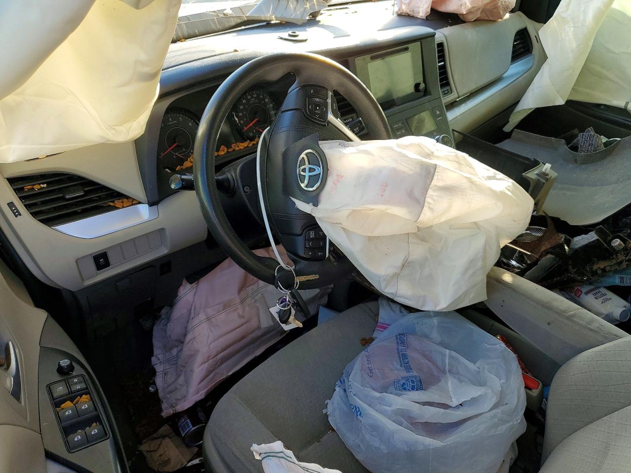 2015 TOYOTA SIENNA LE 8-PASSENGER photo 8