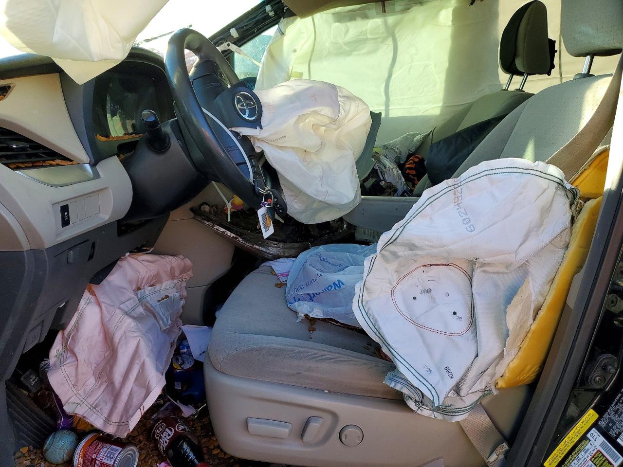 2015 TOYOTA SIENNA LE 8-PASSENGER photo 7