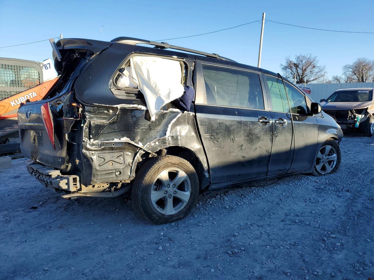 2015 TOYOTA SIENNA LE 8-PASSENGER photo 3