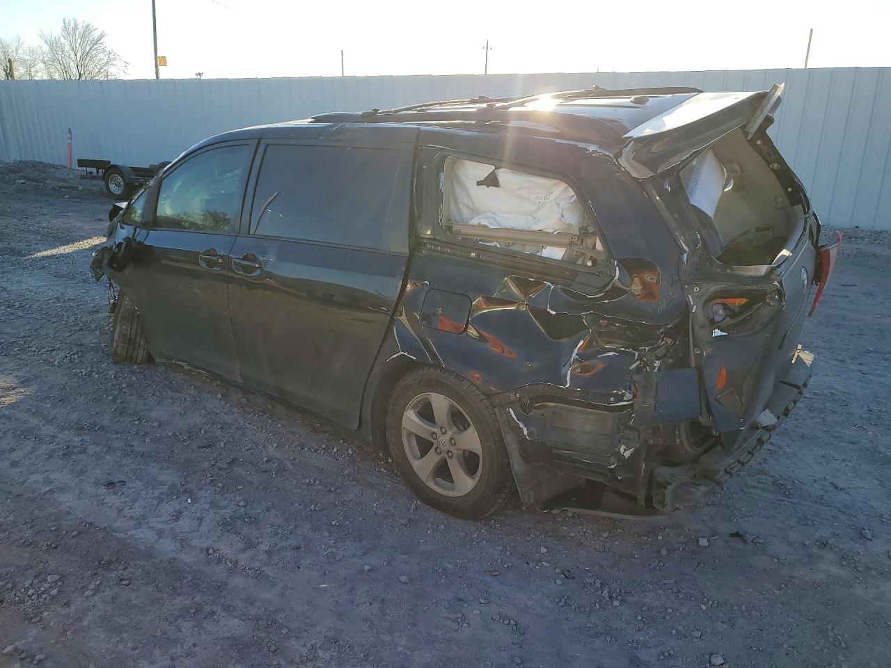 2015 TOYOTA SIENNA LE 8-PASSENGER photo 2