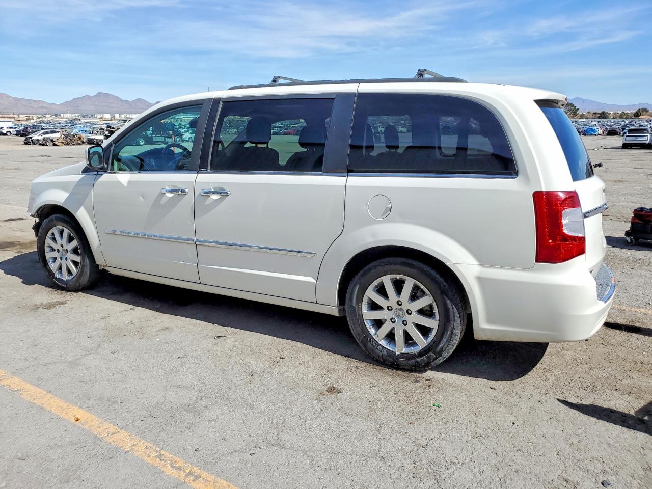 2013 CHRYSLER TOWN & COUNTRY TOURING photo 2