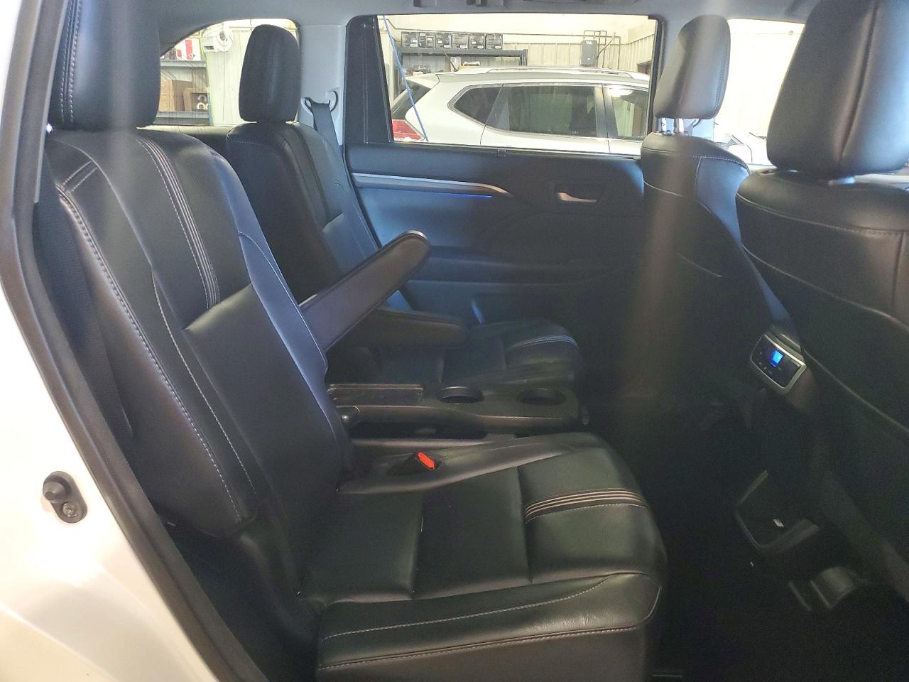 2018 TOYOTA HIGHLANDER SE photo 11