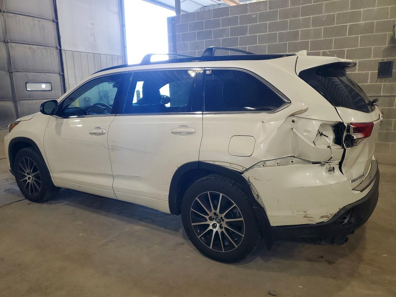 2018 TOYOTA HIGHLANDER SE photo 2