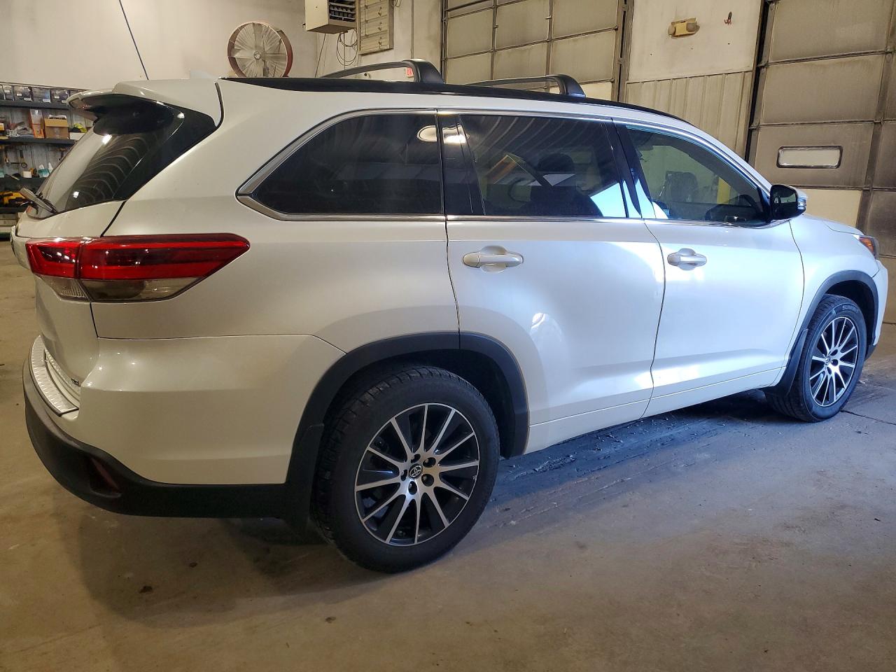 2018 TOYOTA HIGHLANDER SE photo 3