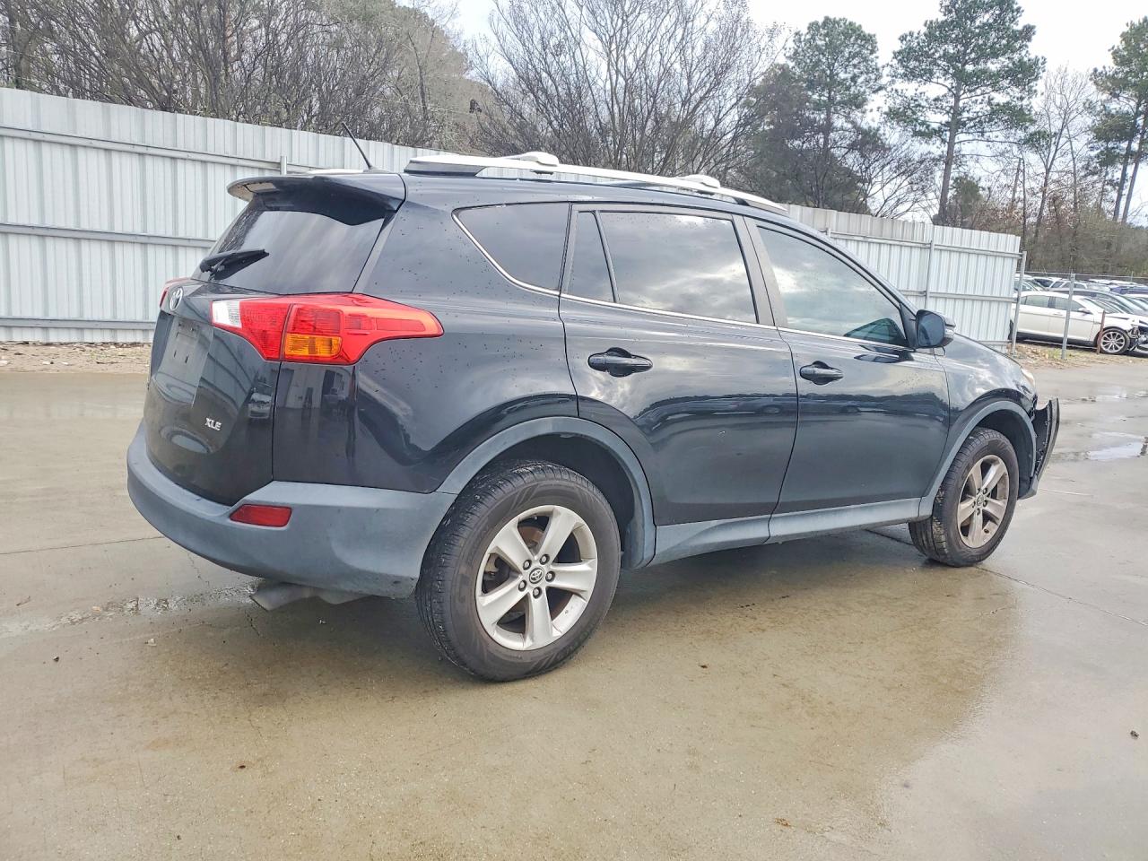 2015 TOYOTA RAV4 XLE photo 3