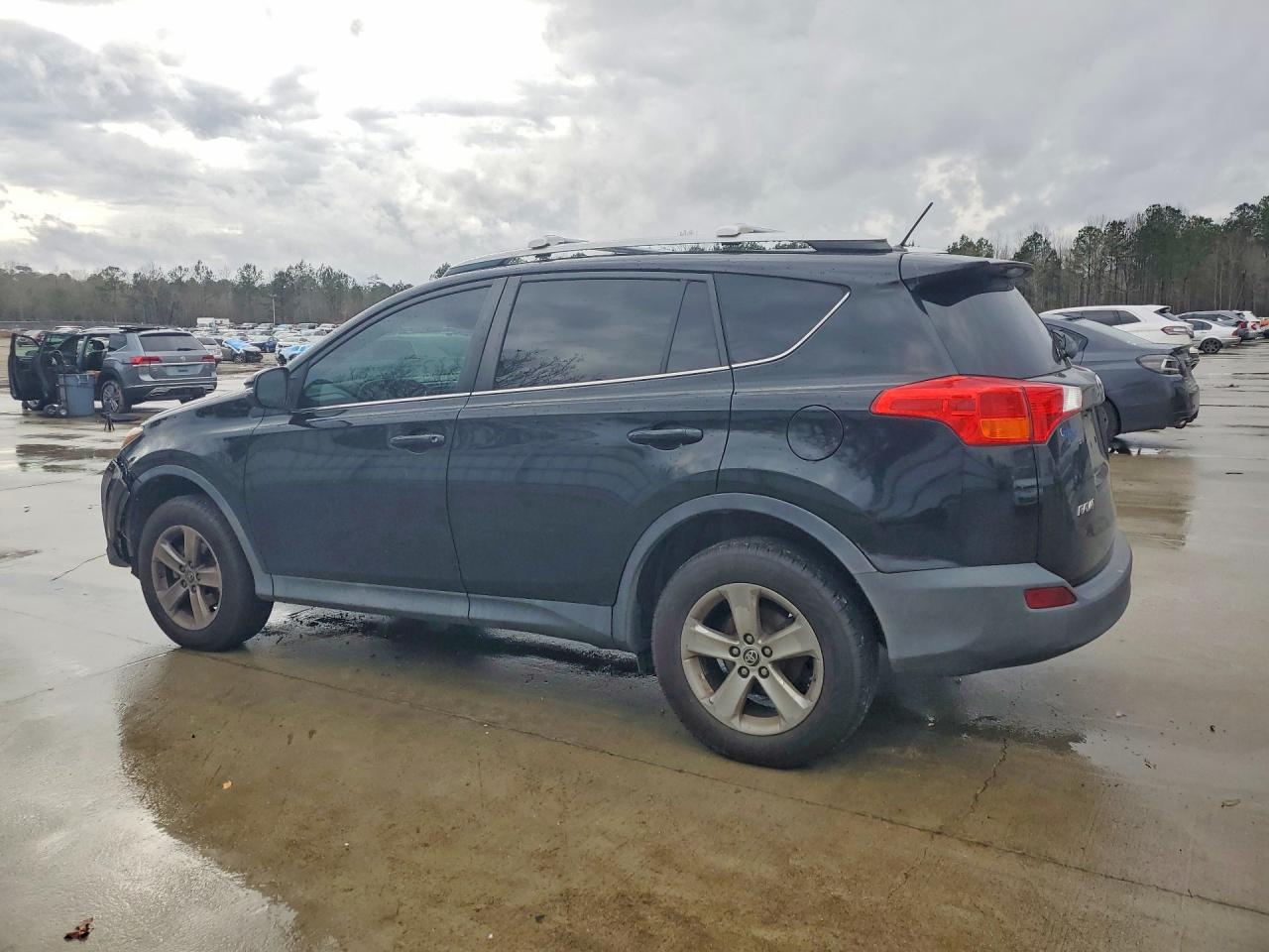 2015 TOYOTA RAV4 XLE photo 2