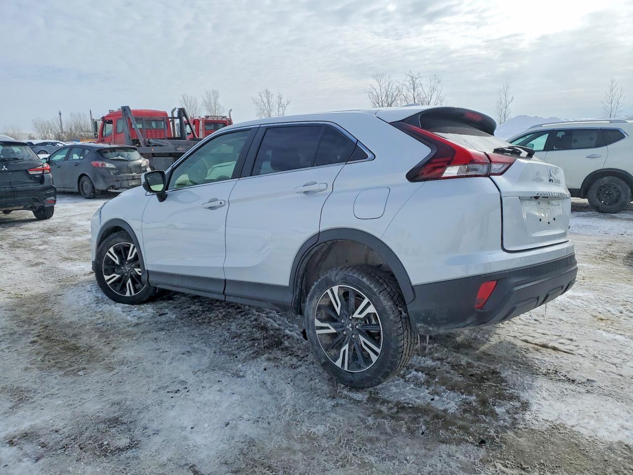 2025 MITSUBISHI ECLIPSE CROSS ES photo 4