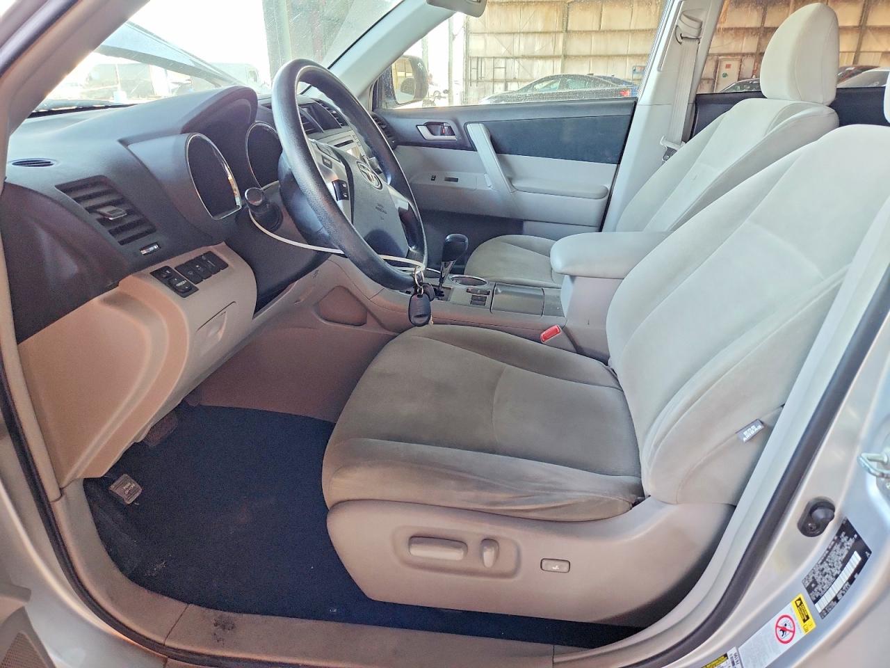 2012 TOYOTA HIGHLANDER BASE photo 19