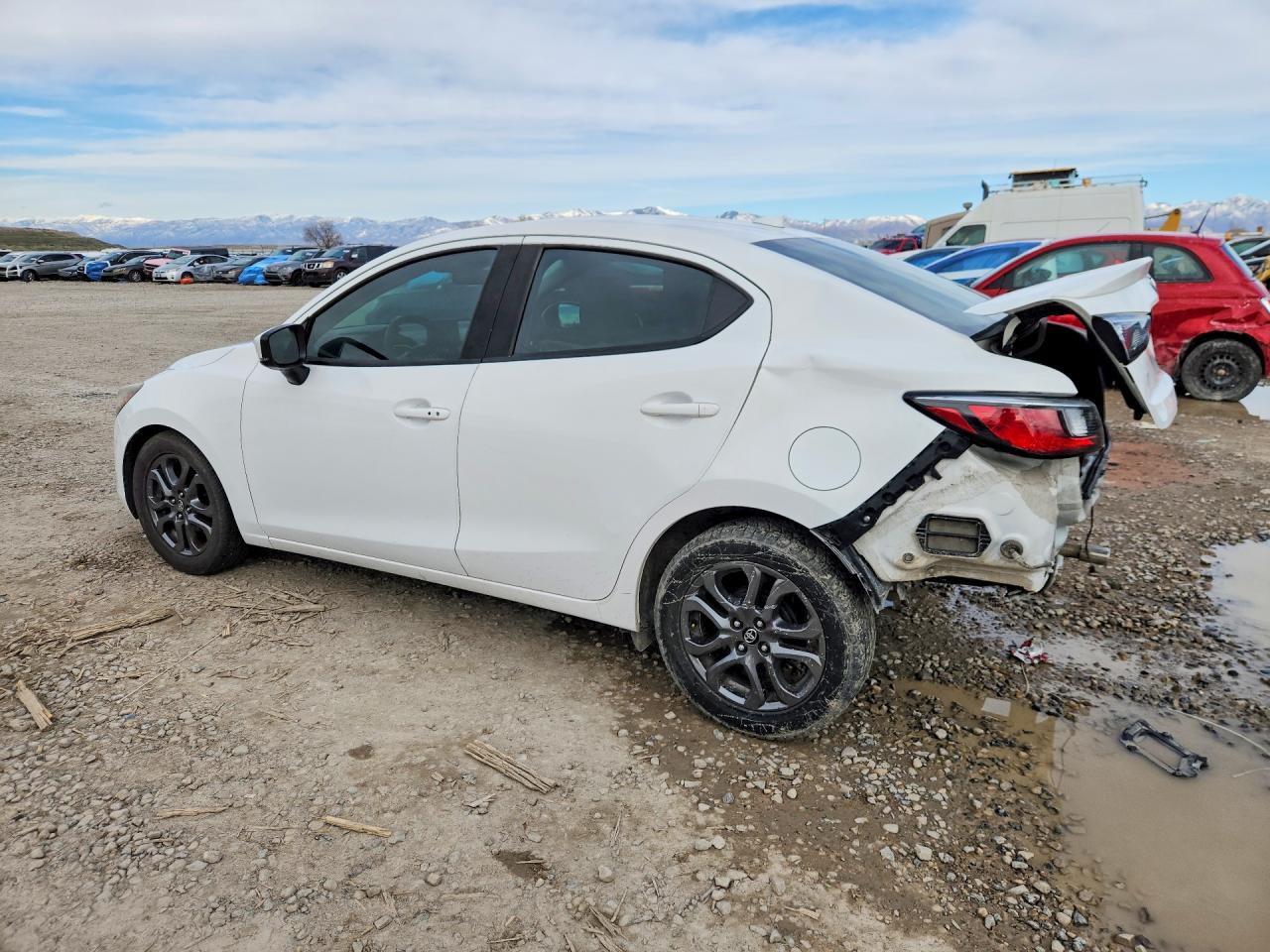 2019 TOYOTA YARIS LE photo 2