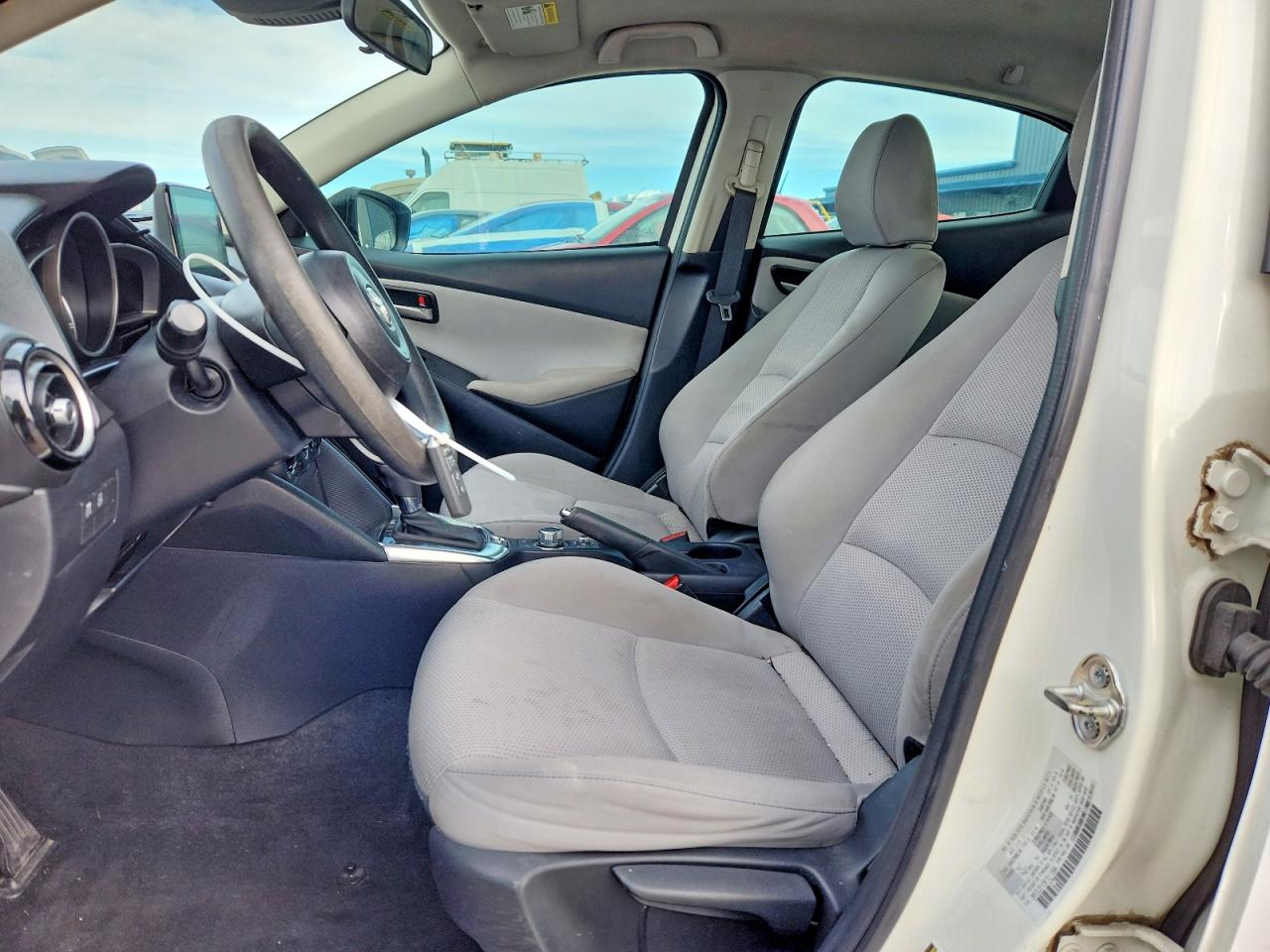 2019 TOYOTA YARIS LE photo 7
