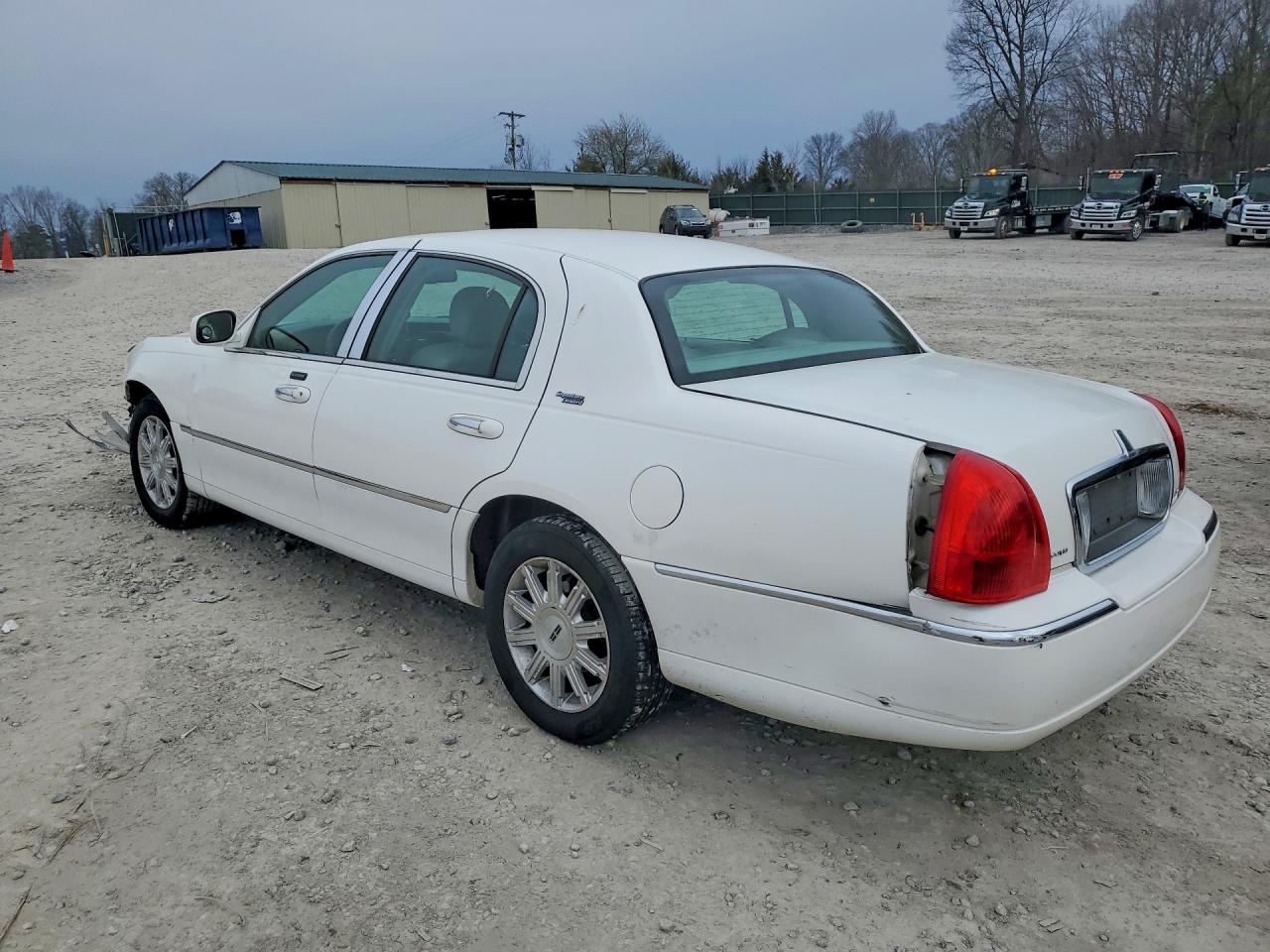2006 LINCOLN TOWN CAR SIGNATURE LIMITED photo 2