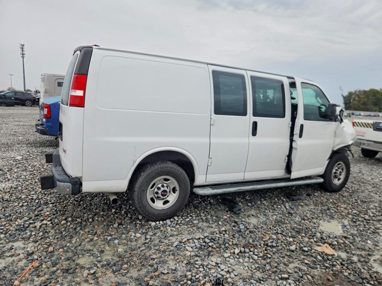 2021 GMC SAVANA G2500 photo 5
