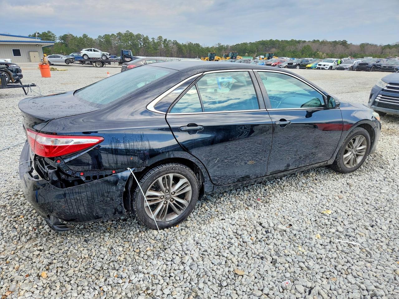2016 TOYOTA CAMRY SE photo 3