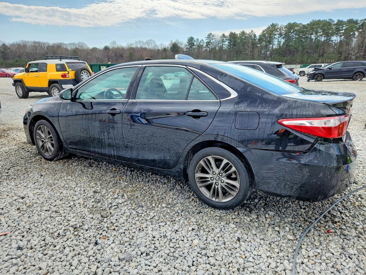 2016 TOYOTA CAMRY SE photo 2