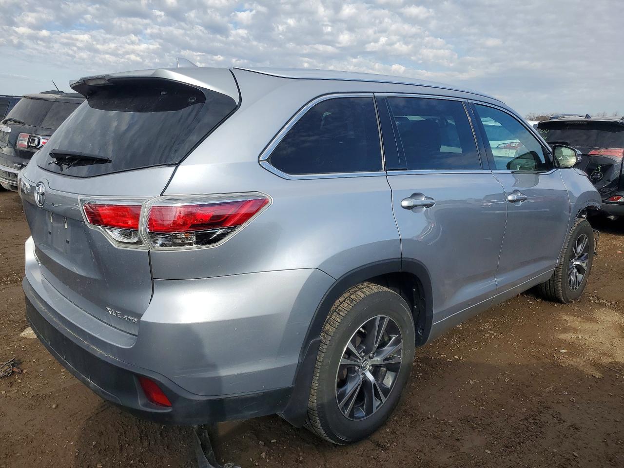 2016 TOYOTA HIGHLANDER XLE photo 3
