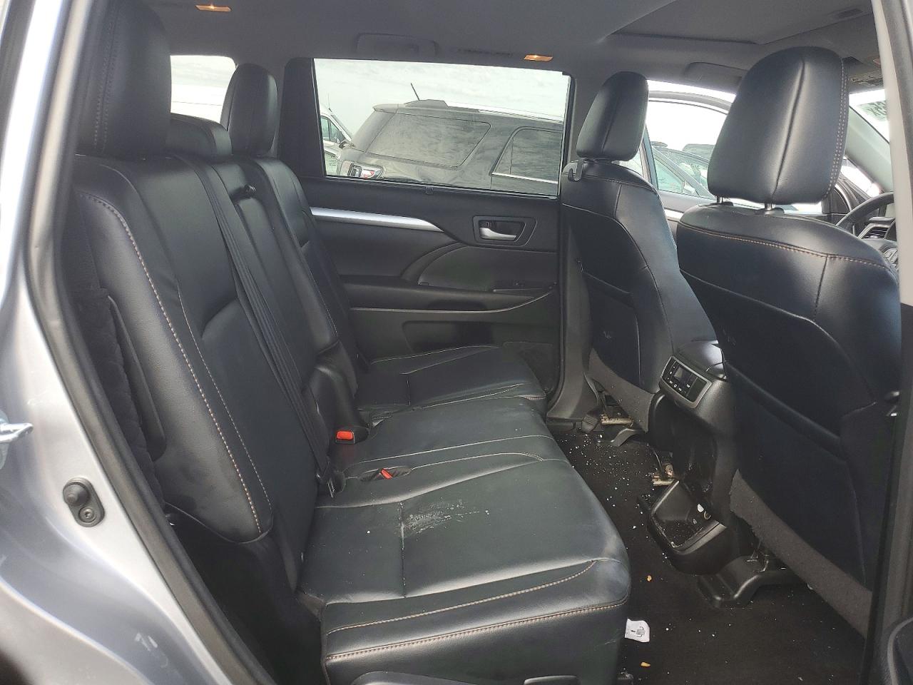 2016 TOYOTA HIGHLANDER XLE photo 10