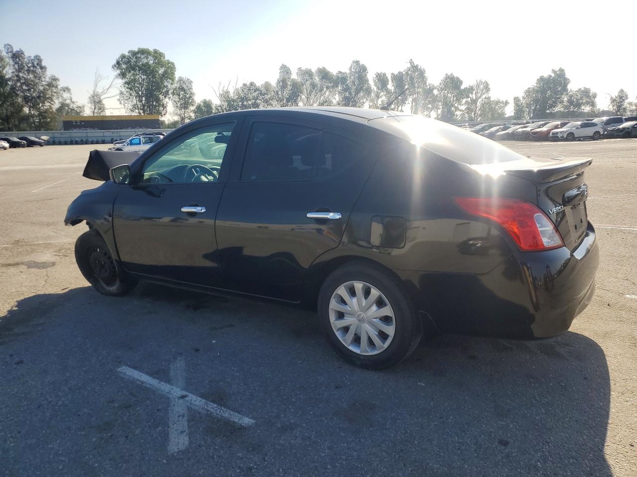 2018 NISSAN VERSA SV photo 3