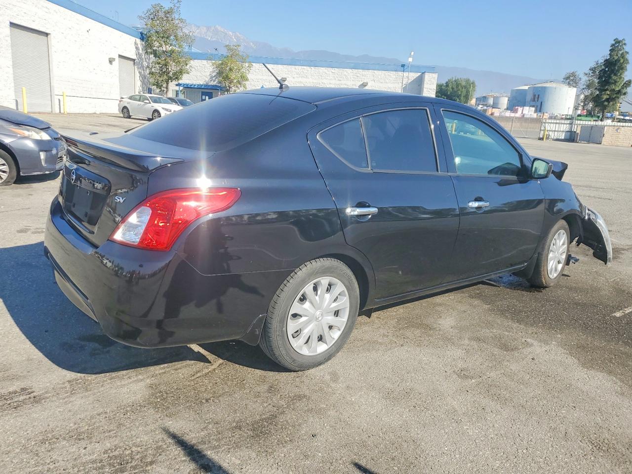 2018 NISSAN VERSA SV photo 5