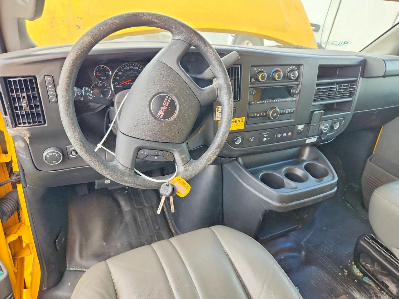 2023 GMC SAVANA BOX TRUCK photo 8