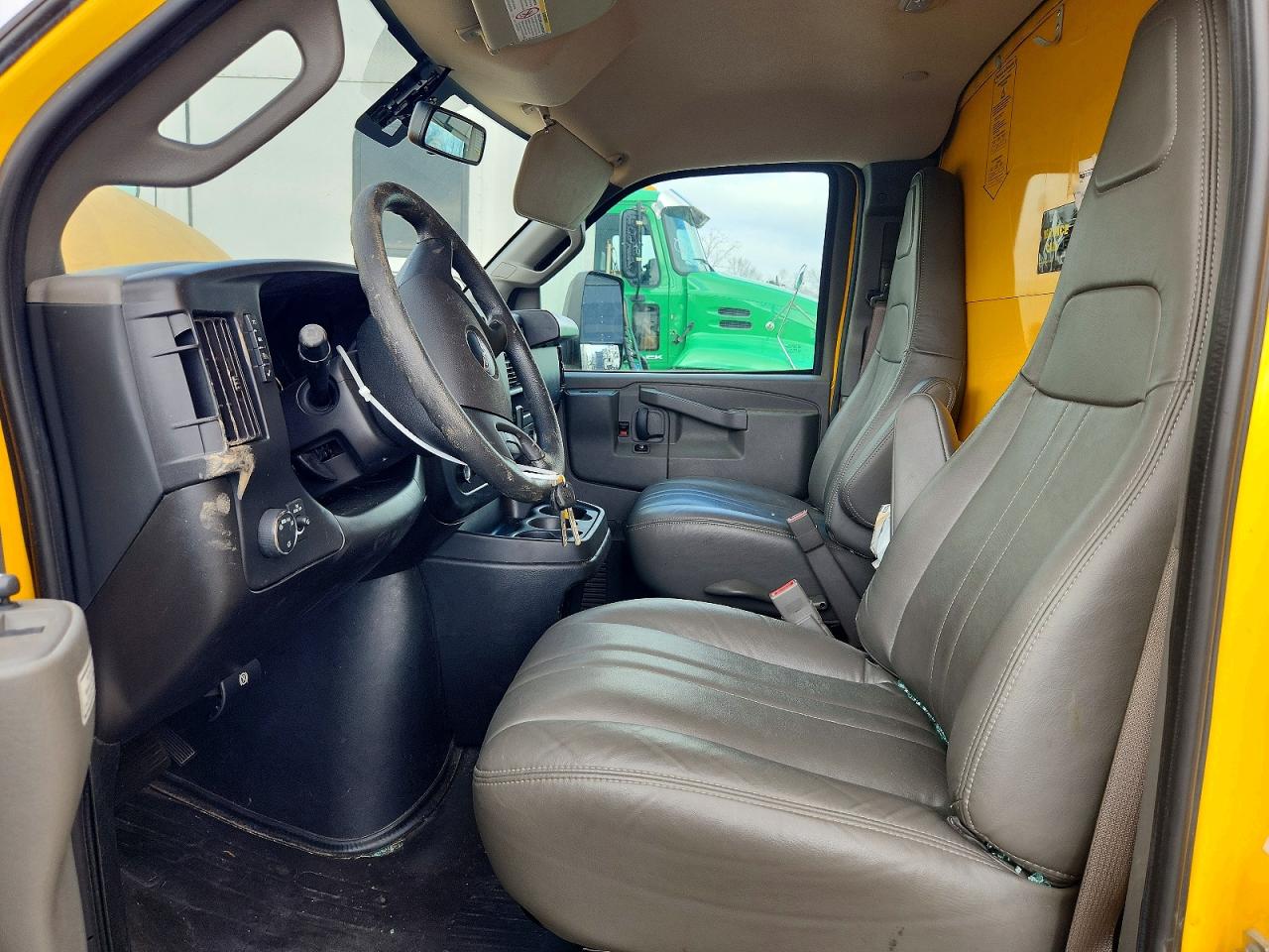 2023 GMC SAVANA BOX TRUCK photo 7