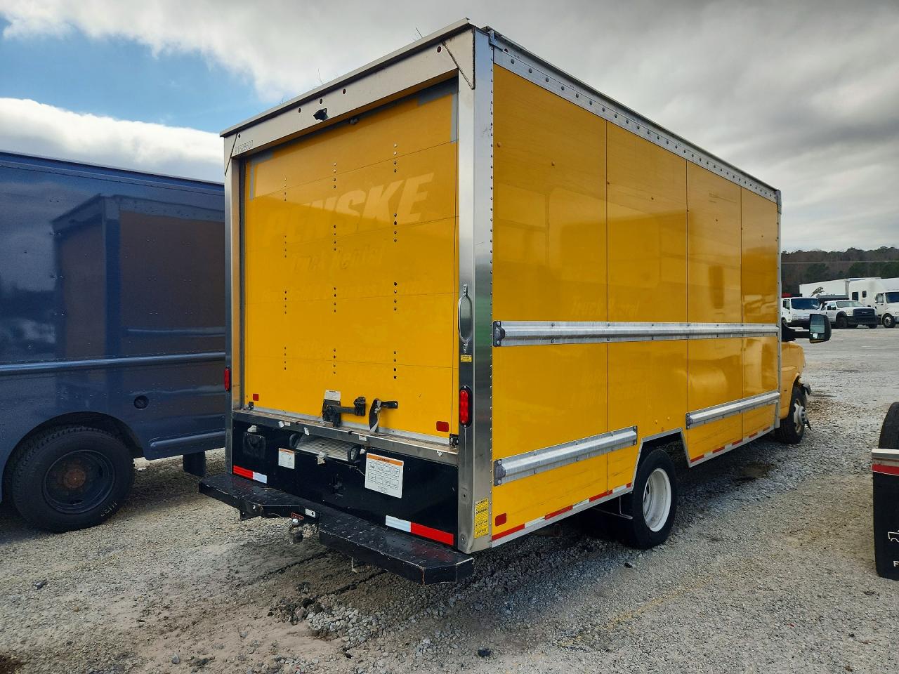 2023 GMC SAVANA BOX TRUCK photo 3