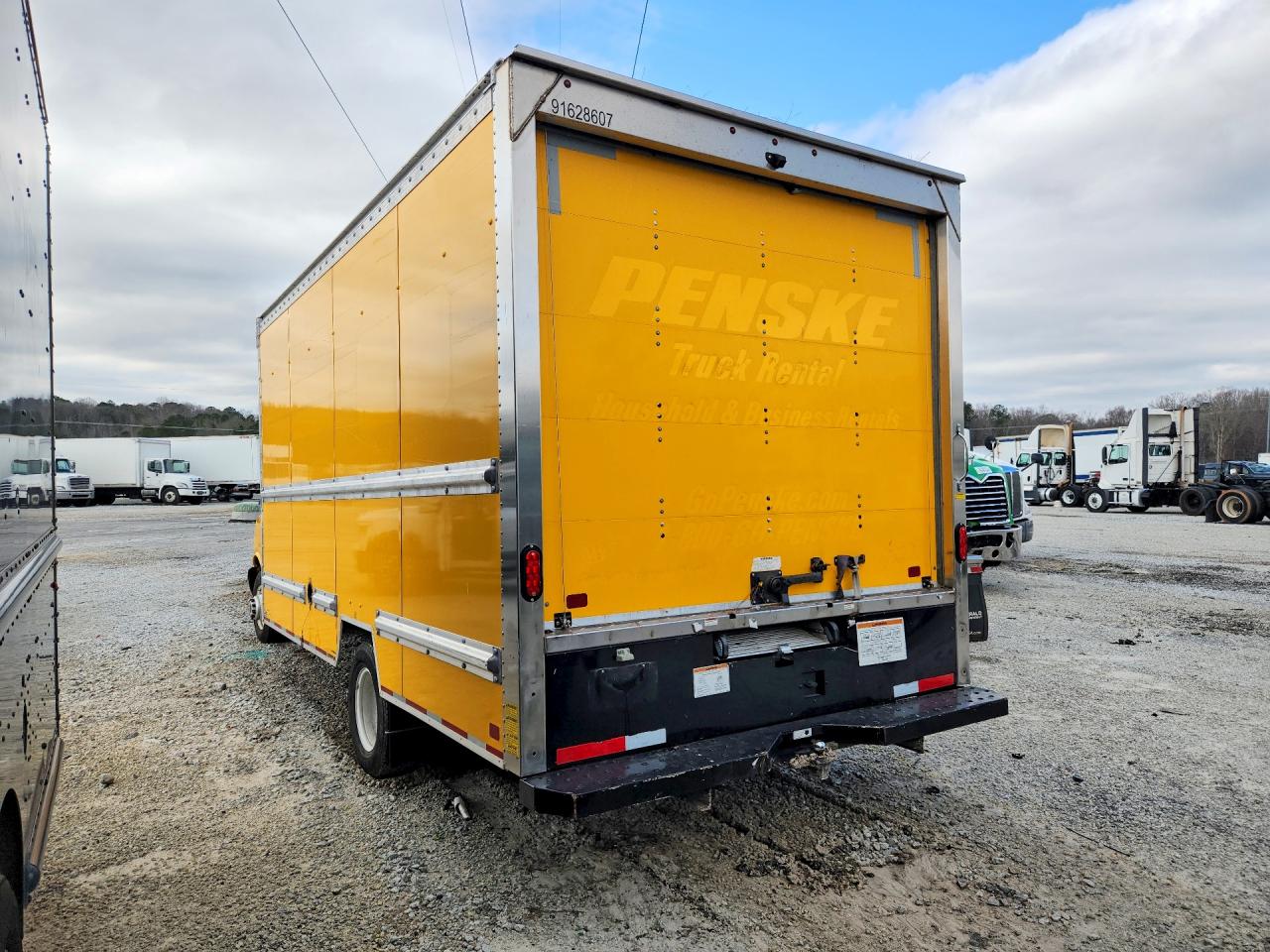2023 GMC SAVANA BOX TRUCK photo 2