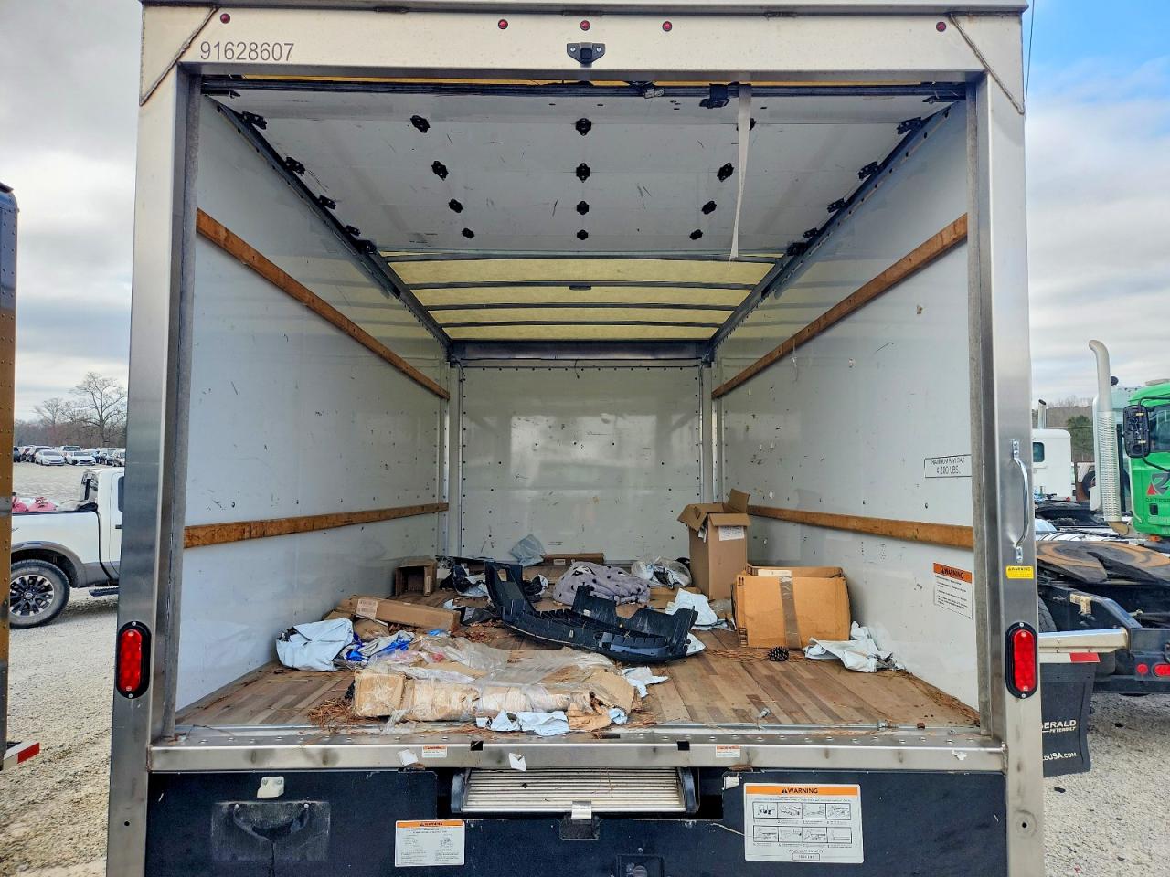 2023 GMC SAVANA BOX TRUCK photo 10