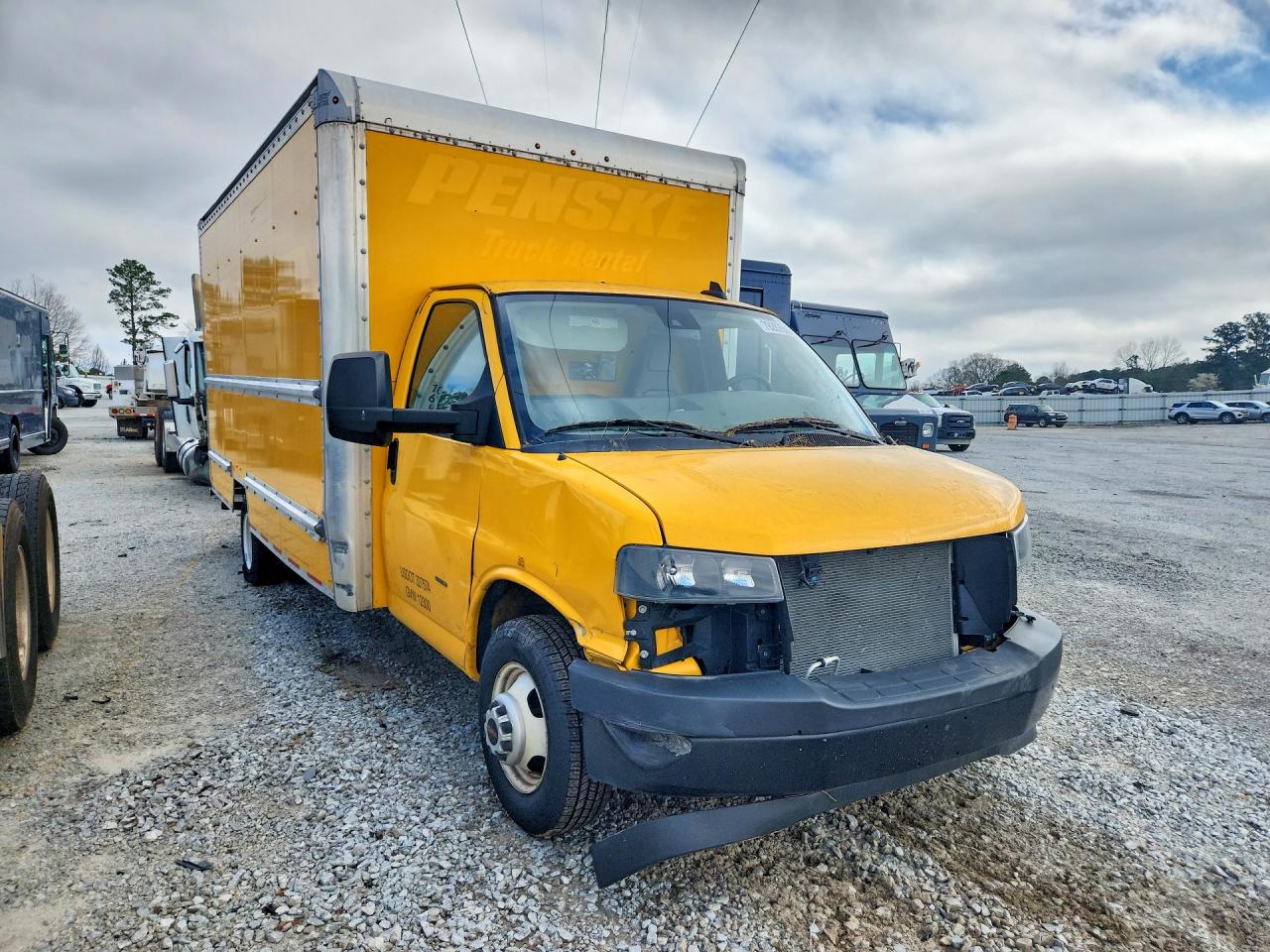 2023 GMC SAVANA BOX TRUCK photo 4