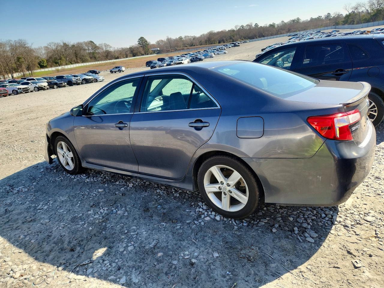 2014 TOYOTA CAMRY SE photo 4